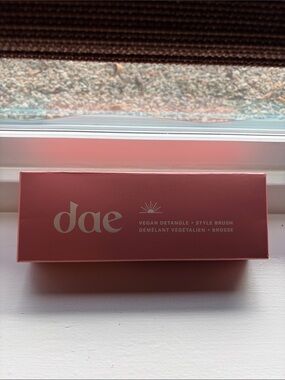 New in box DAE vegan detangling + style brush